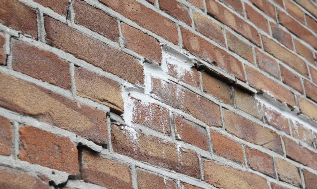 Scheur in een gemetselde buitenmuur