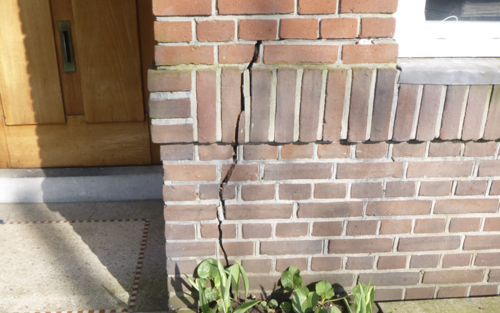Scheuren in het metselwerk van een woning